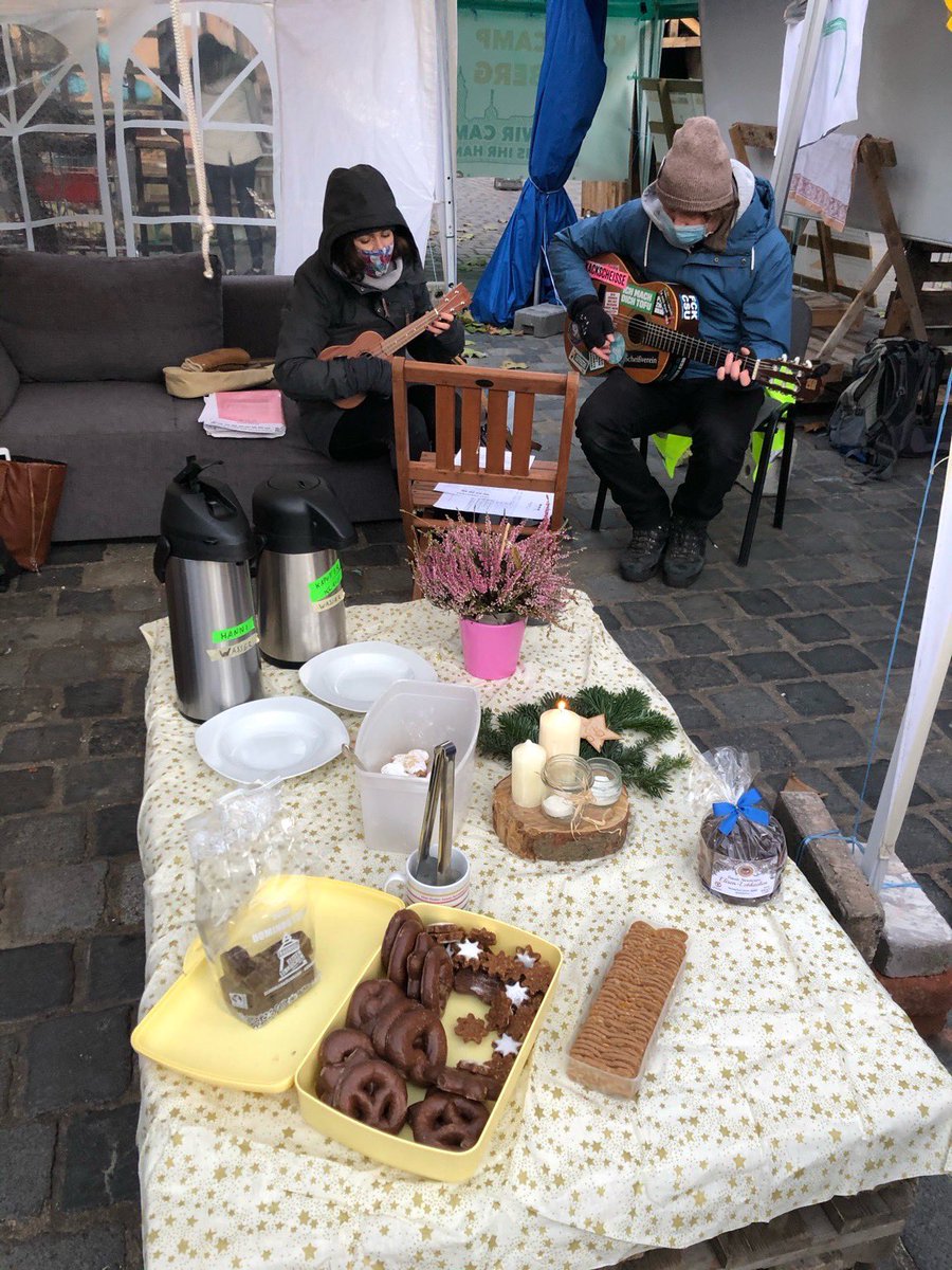 KlimacampN's tweet photo. Gestern und heute hatten wir zwei #klimacamps in #nuernberg. Schön, dass trotz der Kälte so viele Menschen da waren. Besinnliche Stimmung ist auch schon angesagt, mit #musik, #keksen und #tee. Für #klimaschutz und #klimagerechtigkeit. https://t.co/BGFeiOqbfh