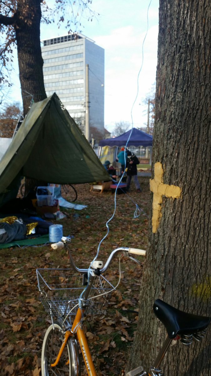 KlimacampN's tweet photo. Gestern und heute hatten wir zwei #klimacamps in #nuernberg. Schön, dass trotz der Kälte so viele Menschen da waren. Besinnliche Stimmung ist auch schon angesagt, mit #musik, #keksen und #tee. Für #klimaschutz und #klimagerechtigkeit. https://t.co/BGFeiOqbfh