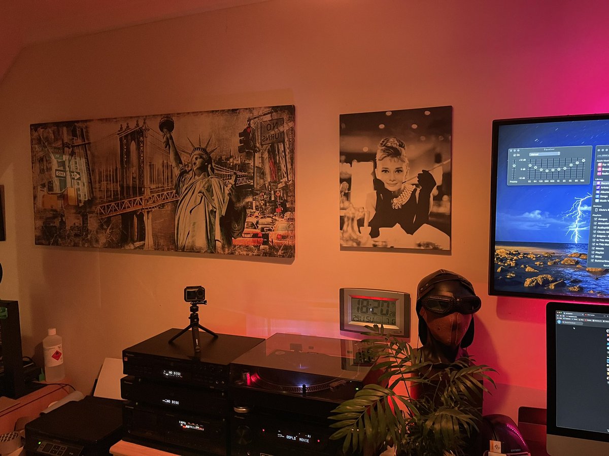 ChrisLeeTM's tweet photo. New canvas up, well new to me. From a friend. Used to love making these myself but will see what the New Year brings and may try and start up again. For now, really happy with my man wall lol. This thing is huge, 140cm x 60cm ๐
#ManWall #canvasprints #NewYork #audreyhepburn https://t.co/JXLxGsS4HY