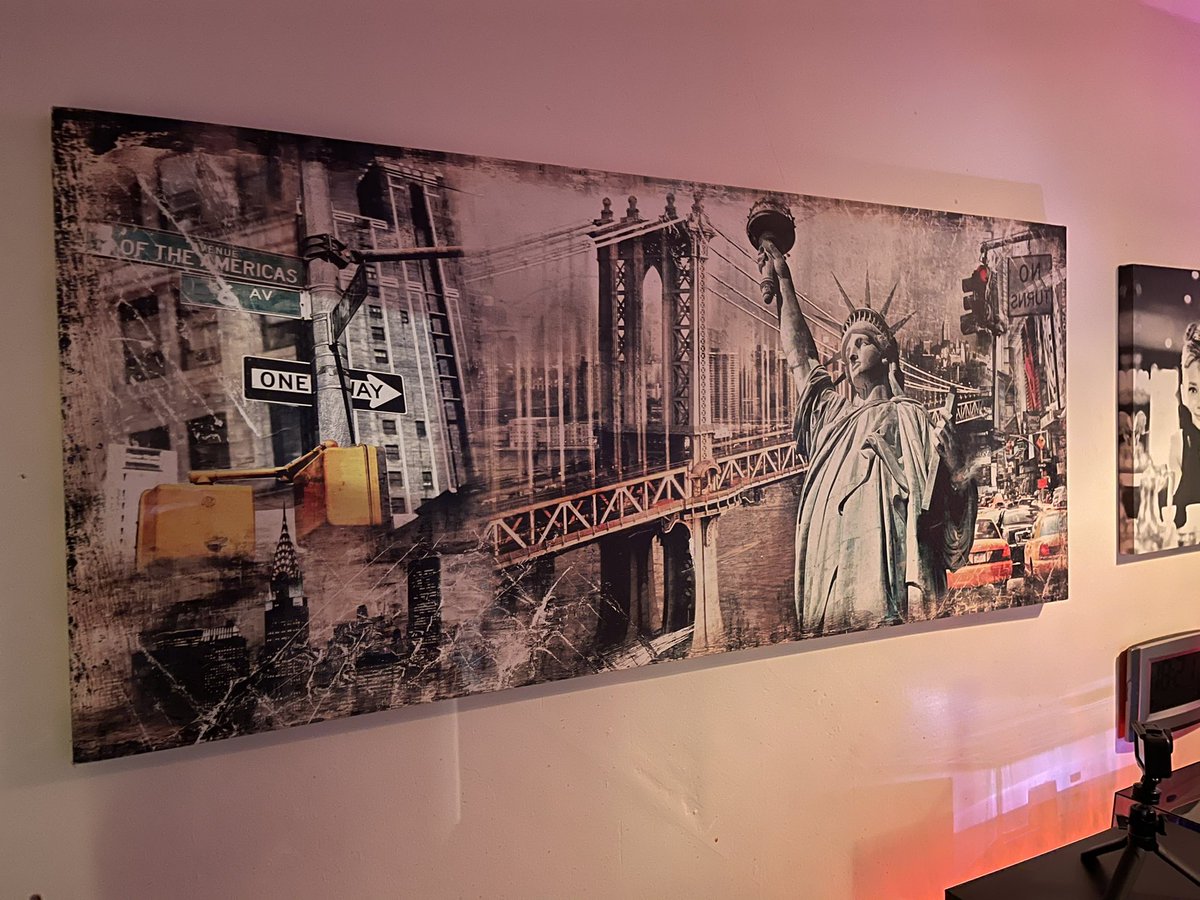 ChrisLeeTM's tweet photo. New canvas up, well new to me. From a friend. Used to love making these myself but will see what the New Year brings and may try and start up again. For now, really happy with my man wall lol. This thing is huge, 140cm x 60cm ๐
#ManWall #canvasprints #NewYork #audreyhepburn https://t.co/JXLxGsS4HY