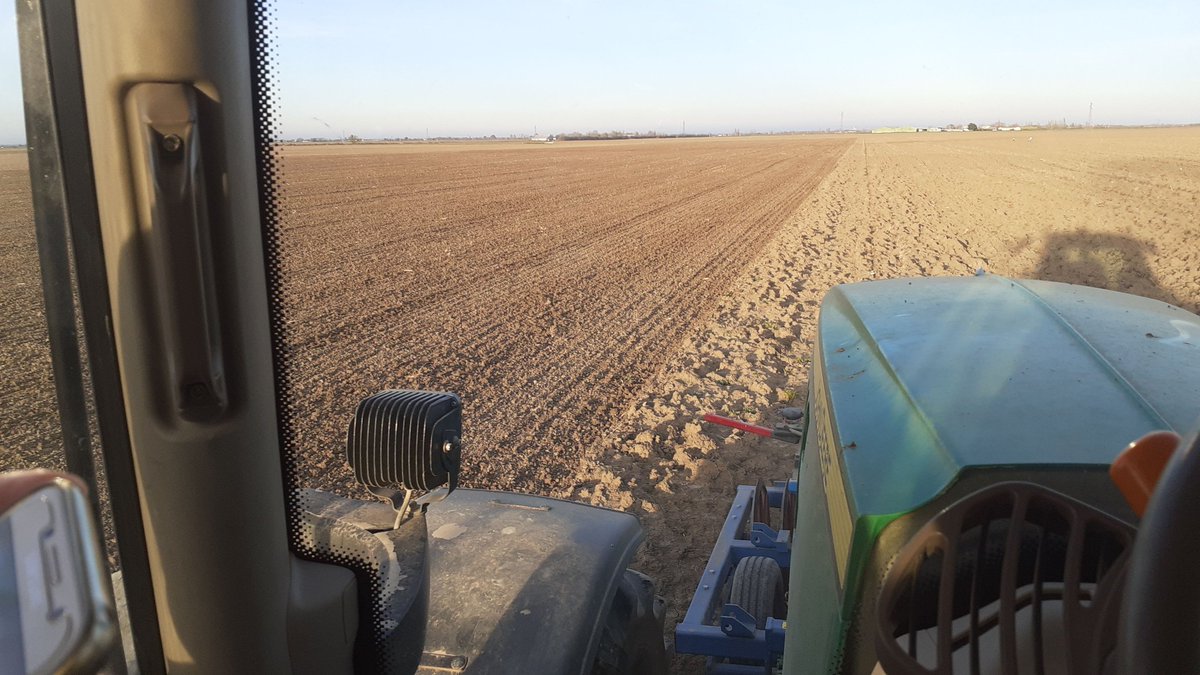 ArnouxGuy's tweet photo. Poursuite des semis de blé dans marais du sud Vendée @FrancoisArnoux @JollyUlysse @PassionCereales @AGPB_Cerealiers https://t.co/lyCMv4kxBK