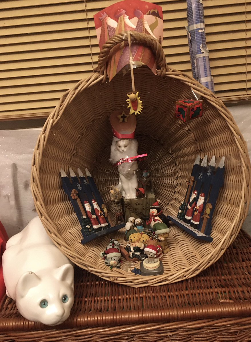 tronkington's tweet photo. There’s a tree up in November. They think it could be Christmas.....it is now.... https://t.co/vwxHbI46v0