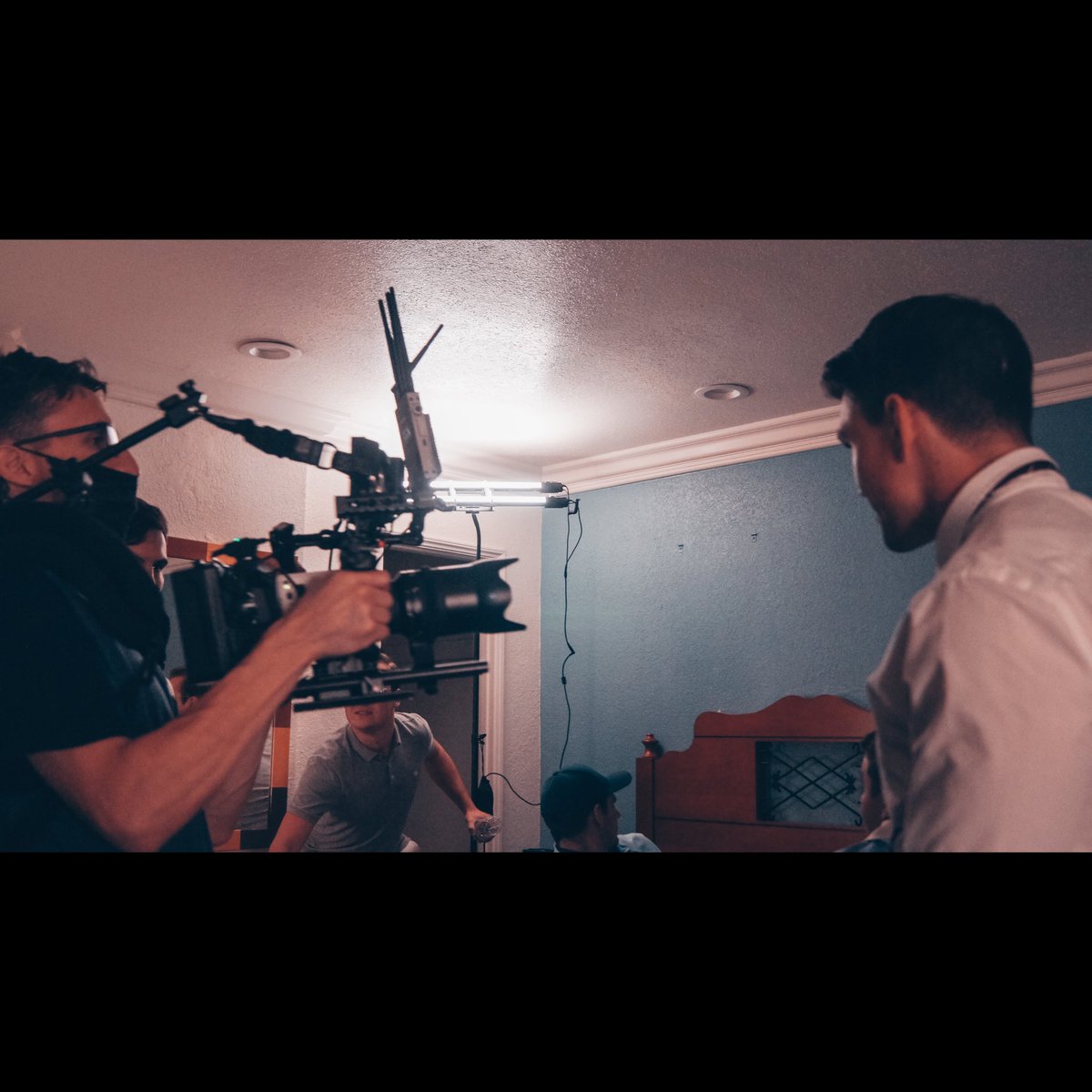 jponfilm's tweet photo. Some folks dont realize you can use a Ready Rig much like an Easy Rig.
This is how. 👊🏼
BTS by @tannerczaicki 📸
#ReadyRig #RedKomodo #RedKomodo6K #RedKomodoUsers #RedDigital #Zeiss #ZeissMilvus #Accsoon #IndieFilmmaking #BTS #behindthescenes #DogTimesProductions 🎬 https://t.co/ANoeId3mLp