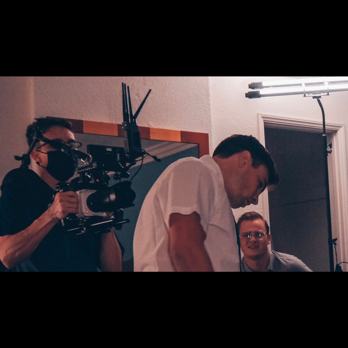 jponfilm's tweet photo. Some folks dont realize you can use a Ready Rig much like an Easy Rig.
This is how. 👊🏼
BTS by @tannerczaicki 📸
#ReadyRig #RedKomodo #RedKomodo6K #RedKomodoUsers #RedDigital #Zeiss #ZeissMilvus #Accsoon #IndieFilmmaking #BTS #behindthescenes #DogTimesProductions 🎬 https://t.co/ANoeId3mLp