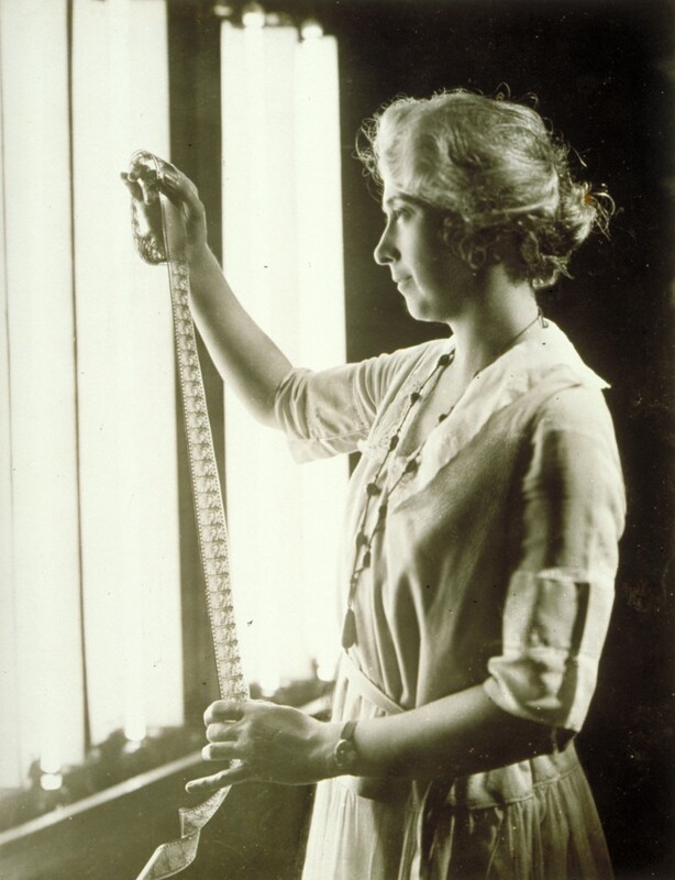 SimmonsSuffrage's tweet photo. Get your popcorn ready and come meet another #suffragist from our new digital exhibit @SimmonsUniv: HETTIE GRAY BAKER, who left her librarian career in the 1910s to become a pioneering film editor and writer.
#SimmonsSuffrageSunday
1/ https://t.co/93wr94bZSB
