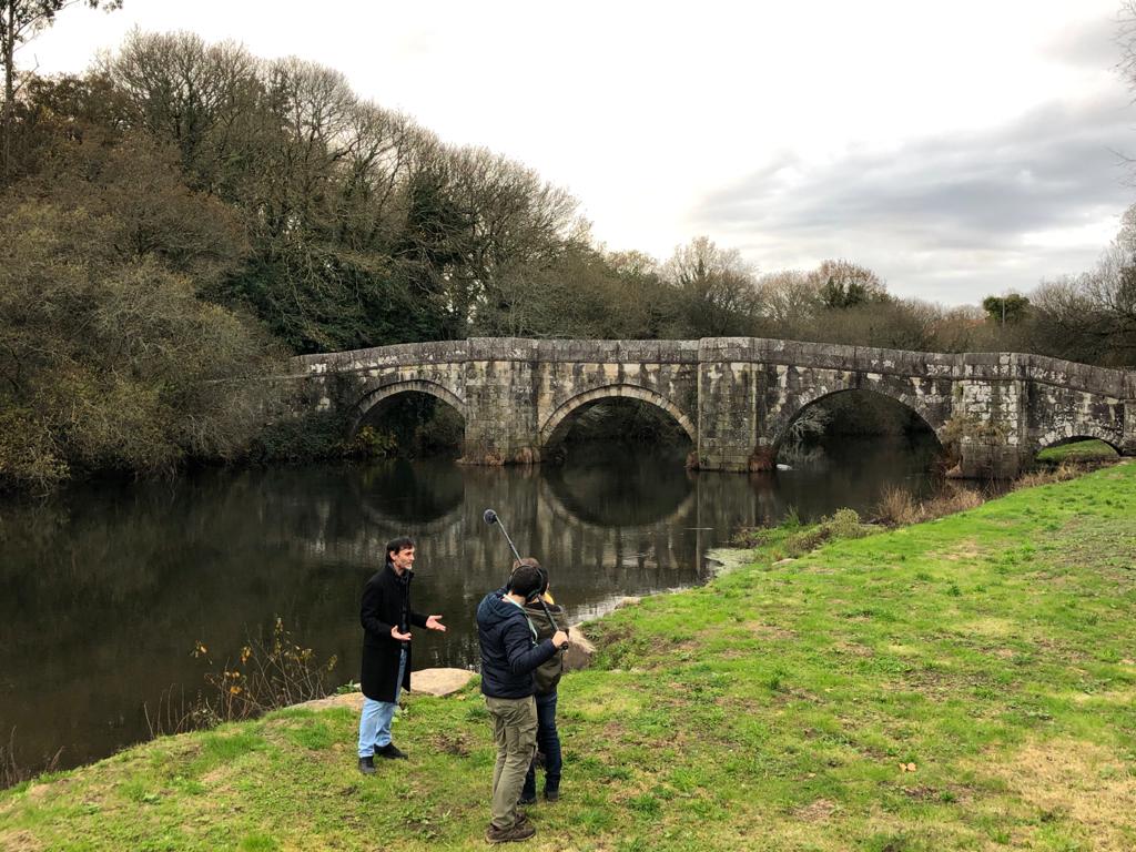 Gravando na ponte de Brandomil (Concello de Zas) un documental sobre a vía que comunica Compostela coa #CostadaMorte.

Un lugar (que leva o nome do mítico guerreiro do universo pondaliano) que foi un importante asentamento romano.