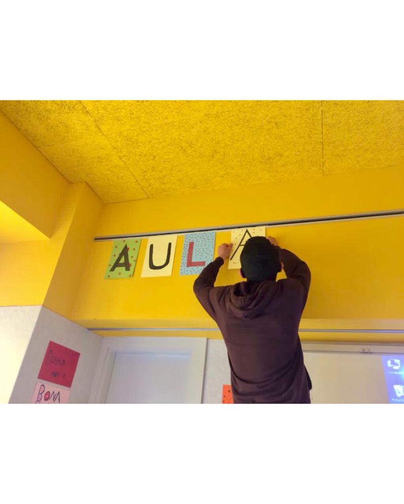 ins_rosetamauri's tweet photo. 🗣Aquest curs a l' @institutrosetamauri tornem a tenir Aula d'acollida. 

🗣L'alumnat estranger, acompanyat per l'Emma i la Lola, hi fa un aprenentatge intensiu de la llengua catalana unes hores a la setmana. 👇 https://t.co/4jUl5zQXjz