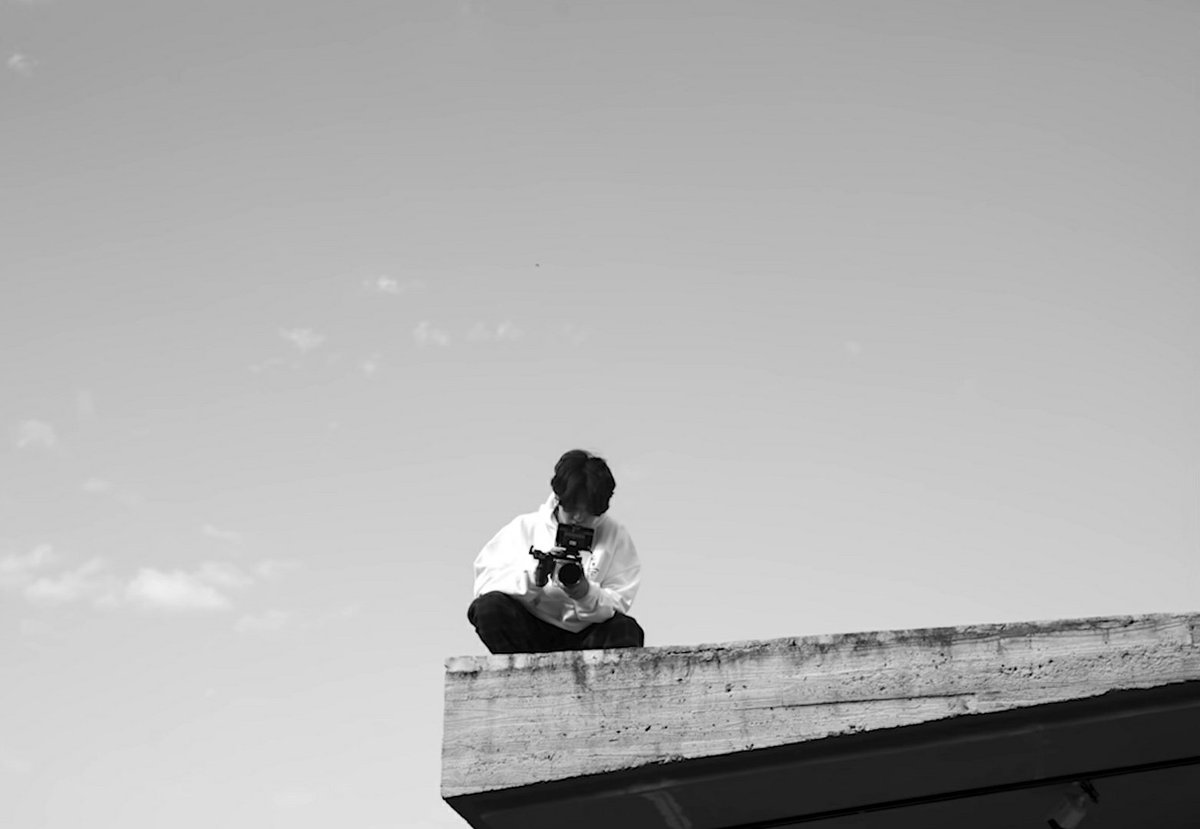 MagicshopNY's tweet photo. Life Goes On like an arrow MV 안의 전정국 감독님🐰 진심 멋지다📽

#JUNGKOOK #JK #정국 #BTS_BE #DIRECTORJK @bts_twt https://t.co/oyAQ589It8