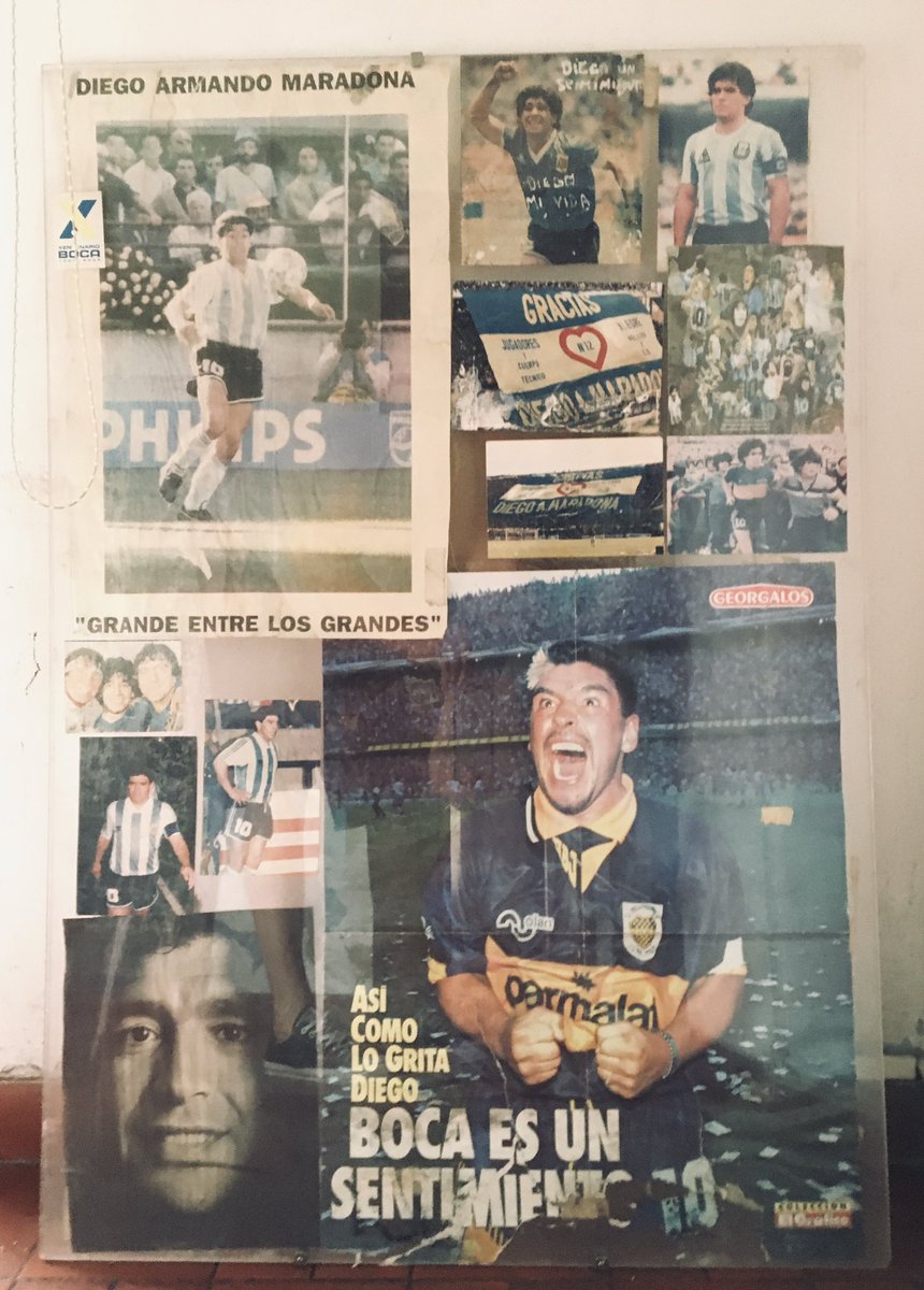 Ese super héroe de la capa con el 10, nos hizo soñar con que nada era imposible, de su zurda podían llegar bellos milagros (y ocurrieron). 
Ese super héroe humano nos hizo la vida más linda. 
Nada más y nada menos. 🔟❤️

*cuadro de fotos de mi infancia y adolescencia maradoniana