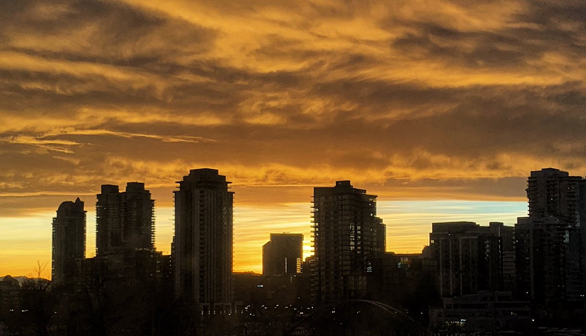 sa_hewitt's tweet photo. Decent sky tonight, #Calgary. Thank you, Chinook. #sunsetyyc #skylineyyc #chinooksunsets https://t.co/dQKoWj4AXc