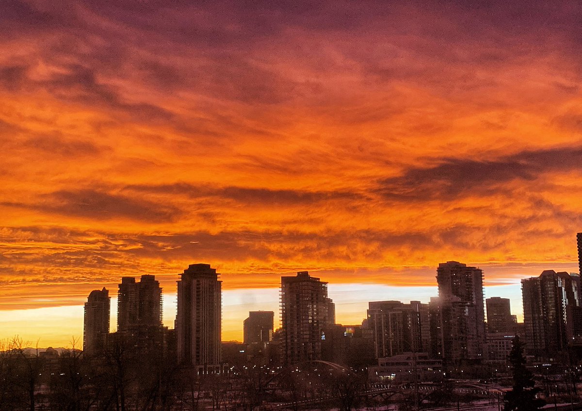 sa_hewitt's tweet photo. Decent sky tonight, #Calgary. Thank you, Chinook. #sunsetyyc #skylineyyc #chinooksunsets https://t.co/dQKoWj4AXc