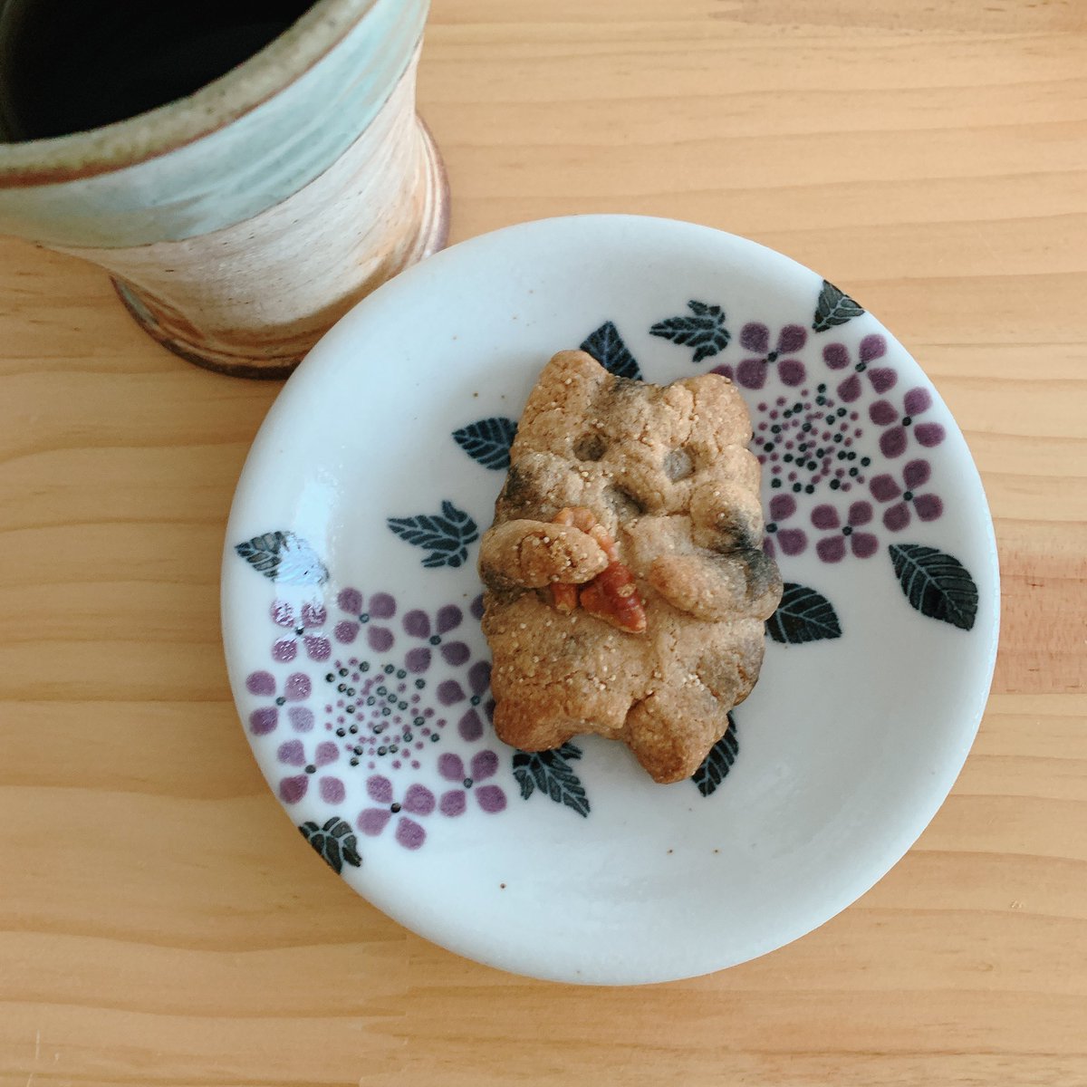 おかしあそび考古学研究所 朝ごはんはハムドグッキーとコーヒー クッキーに入れる砂糖をグラニュー糖にして量は少なめ ケシの実たくさん入れて 卵少なめでややかために作ったから ざくざく甘さ控えめ おかしあそび考古学研究所 朝ごはんはハムドグッキーとコーヒー クッキーに入れる砂糖をグラニュー糖にして量は少なめ ケシの実たくさん入れて 卵少なめでややかために作ったから ざくざく甘さ控えめ