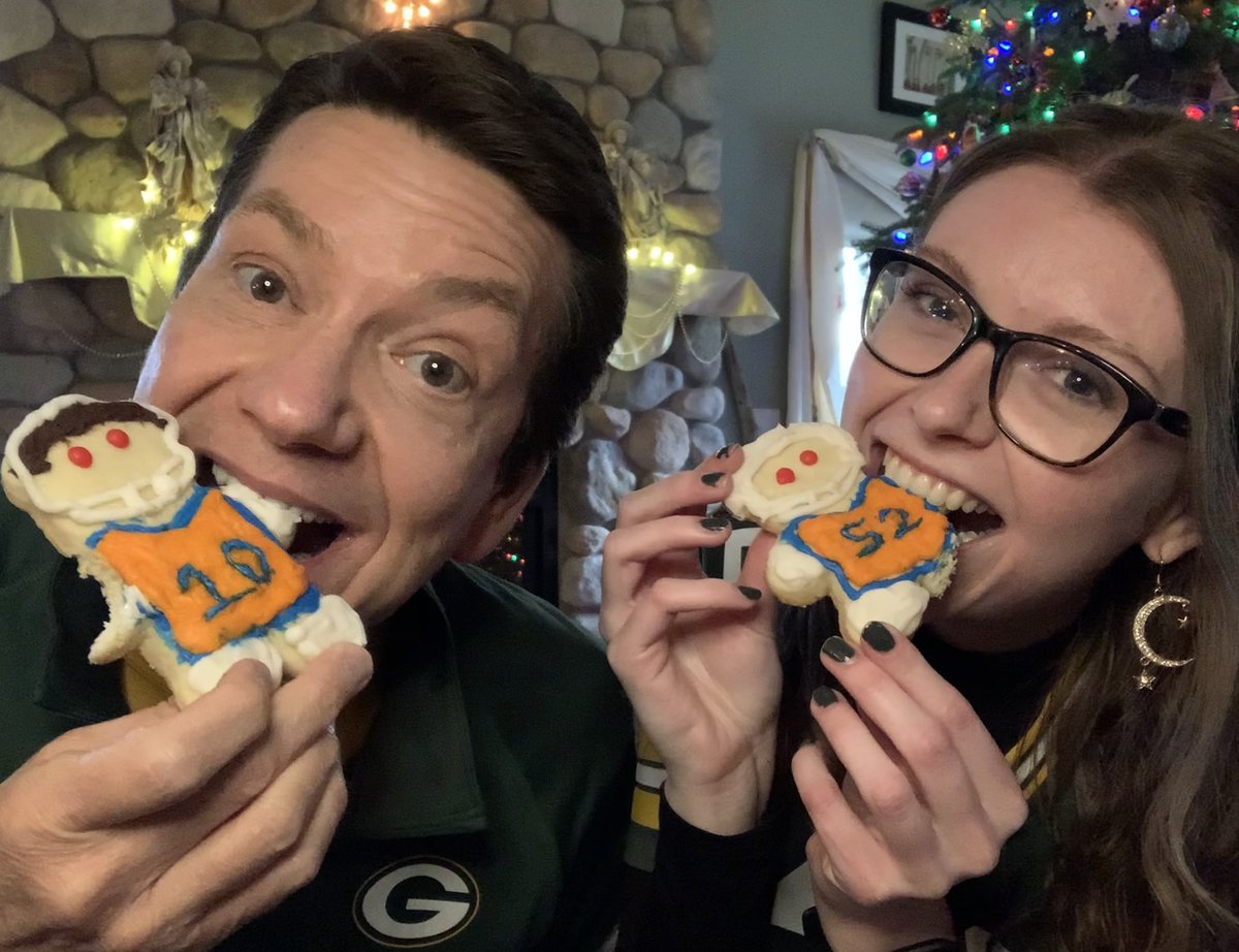 DavidWILX's tweet photo. When Cheeseheads make Christmas cookies shaped like Chicago Bears for: @SNFonNBC #bEATtheBears 🧀🤣🧀 https://t.co/qcxeNg2eKW