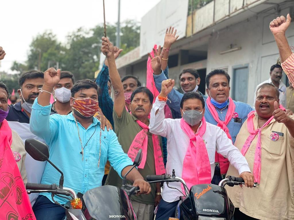 AthramSakku's tweet photo. BIKE RALLY AT SANATH NAGAR.. LAST DAY GHMC ELECTION CAMPAIGN https://t.co/FR4qLsZHsY