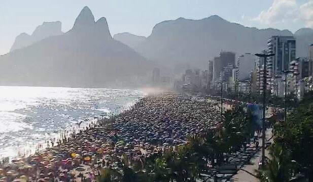 Rio: Cena carioca. A imagem é de uma das câmeras do Centro de Operações Rio (COR), há pouco, na Av. Vieira Souto, em Ipanema. O site do Climatempo agora registra sensação térmica de 32 graus na cidade. Resta saber em qual grandeza ficará a abstenção. #eleicoes2020 https://t.co/VnOUw2jyaq