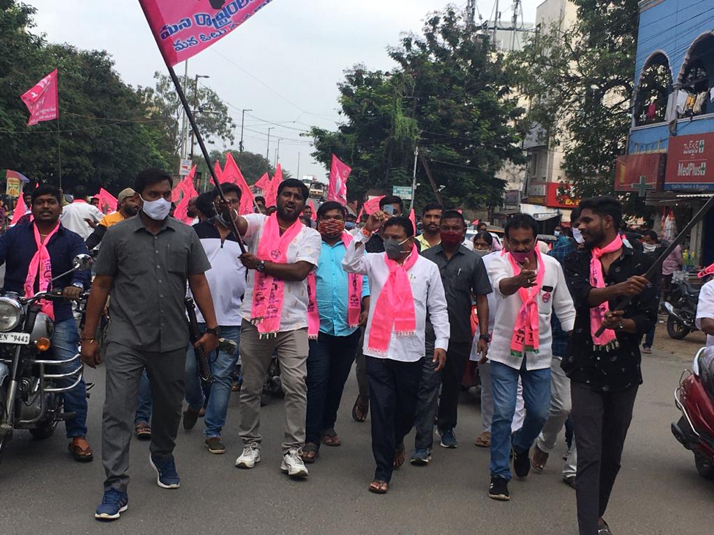 AthramSakku's tweet photo. PAADHA YAATHRA... LAST DAY GHMC  ELECTION CAMPAIGN AT SANATH NAGAR DIVISION https://t.co/ddJeK0Rgdl