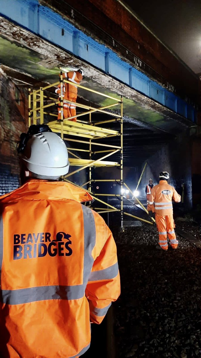 BridgesBeaver's tweet photo. Weekend Warriors!

Beaver Bridges pushing into December this weekend.
⁃24m pedestrian bridge: Lidl, Southend-On-Sea
⁃Enabling rail inspections: Milton Keynes 
⁃HV cabinet full of windfarm switch gear. Lift, shift and install from Chester to Cornwall https://t.co/0MQ8VbiEcv