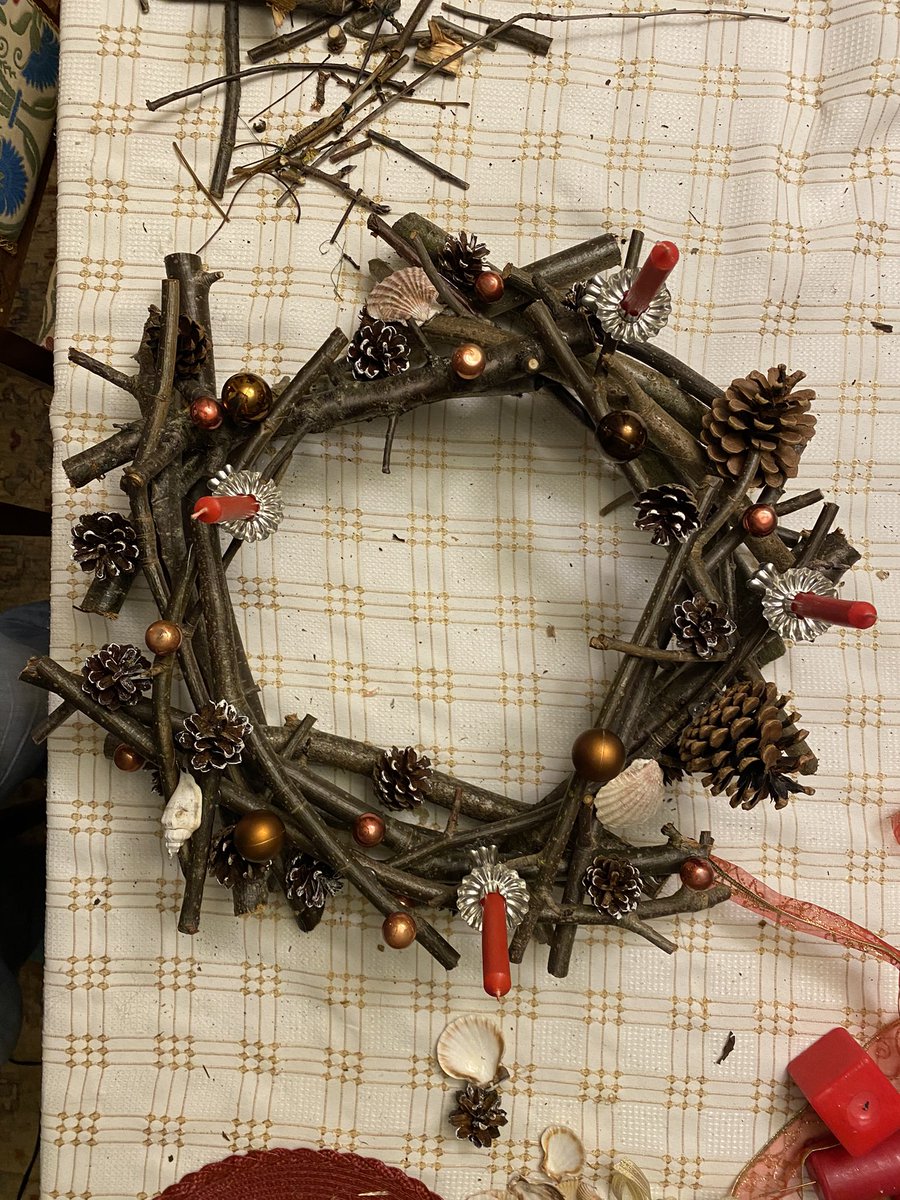 spunde's tweet photo. Ja jums mājās nekā nav, paņemiet pīlādžu zarus! #Advente #vainags #makingof https://t.co/zM1B3Ozrpt