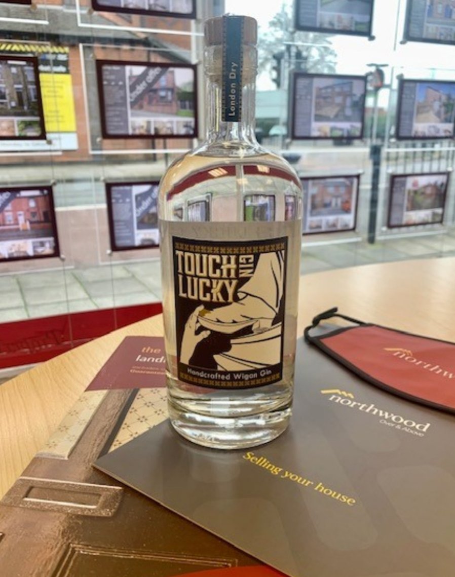 TheWiganRunner's tweet image. 🍹WIN a Bottle of GIN🍹
(Worth £40)

🍹LIKE
🍹RETWEET
🍹FOLLOW Me🙋🏻‍♂️&amp;amp; @NorthwoodWigan 🏡

We Are Giving Away a Bottle of @touchluckygin 🍹
Worth £40!

A Perfect Christmas Gift 🎄

📆Winner Announced Sunday

#Competition #GiveAway #Contest #Christmas #Prize #Win #Gin #Free #Retweet