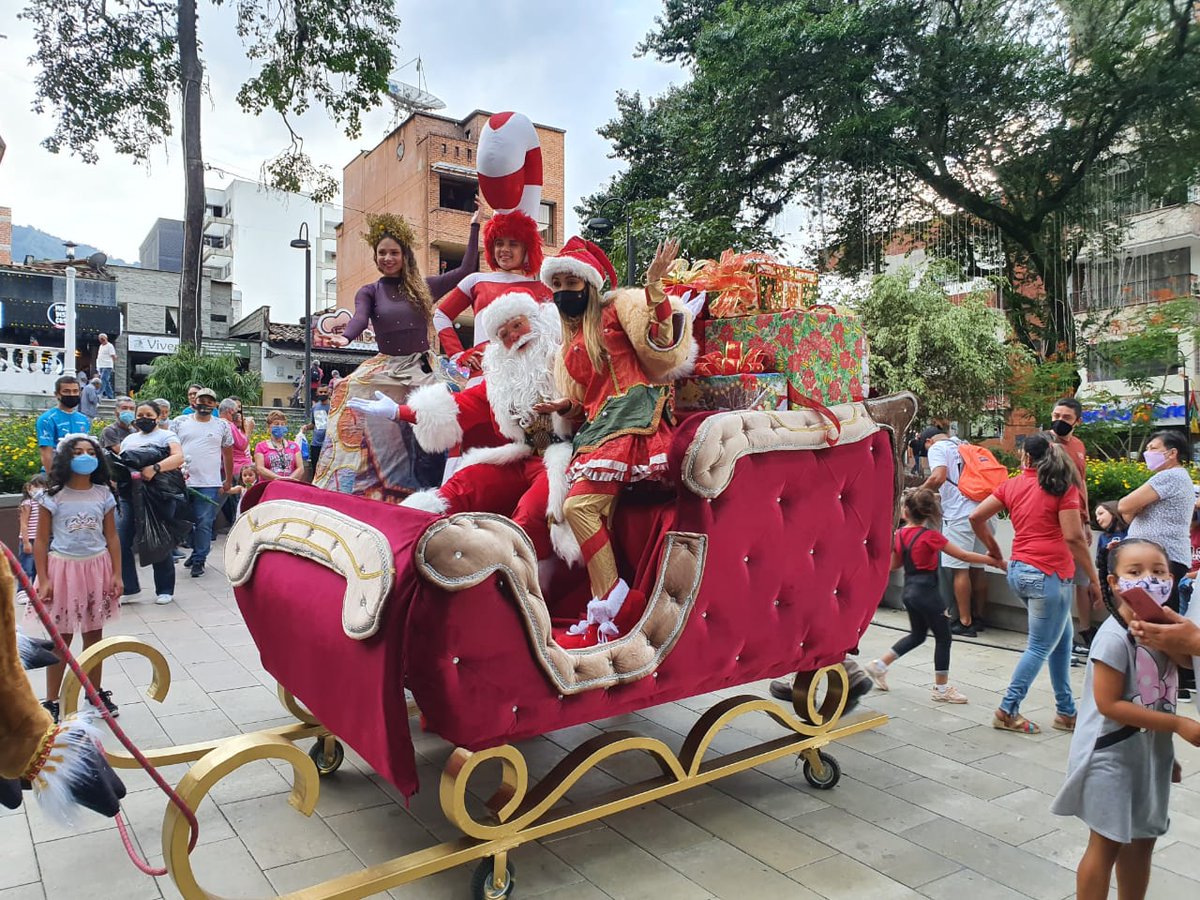 Areametropol's tweet photo. Este domingo desde @AlcaldEstrella compartimos con las familias la alegría de nuestro Festival de Navidad.

Llevamos alegría y esperanza en este época especial a cada municipio del Valle de Aburrá.

¡Los visitaremos todos con nuestro festival!

🎅🤶🏻🎄🎉

#FuturoSostenible 🍃 https://t.co/RjlLhl0qM9