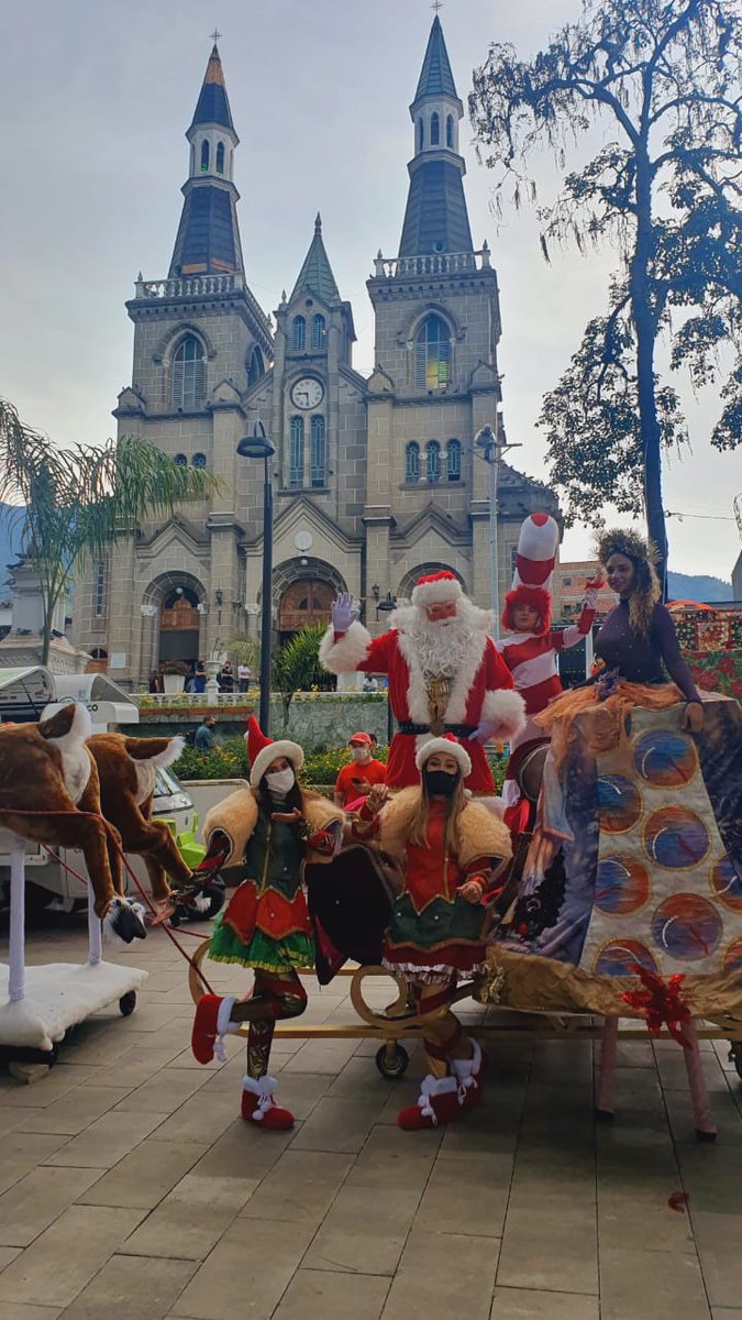 Areametropol's tweet photo. Este domingo desde @AlcaldEstrella compartimos con las familias la alegría de nuestro Festival de Navidad.

Llevamos alegría y esperanza en este época especial a cada municipio del Valle de Aburrá.

¡Los visitaremos todos con nuestro festival!

🎅🤶🏻🎄🎉

#FuturoSostenible 🍃 https://t.co/RjlLhl0qM9