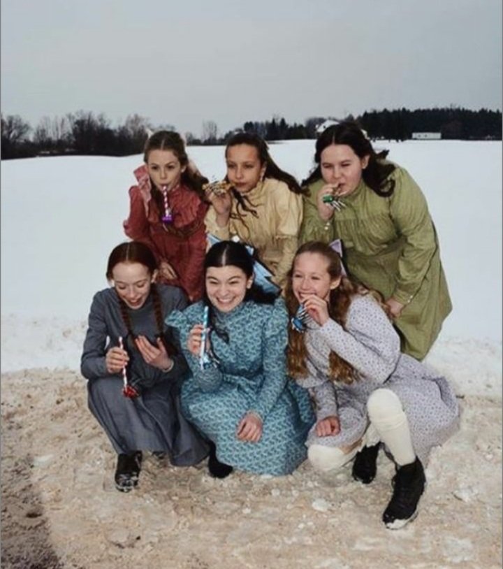anne_avonlea21's tweet photo. The first picture is the behind the scene of the second picture actually...I didn't know this 💕
#renewannewithane #oneyearwithoutanne #annewithane https://t.co/wGn6w9JHo2