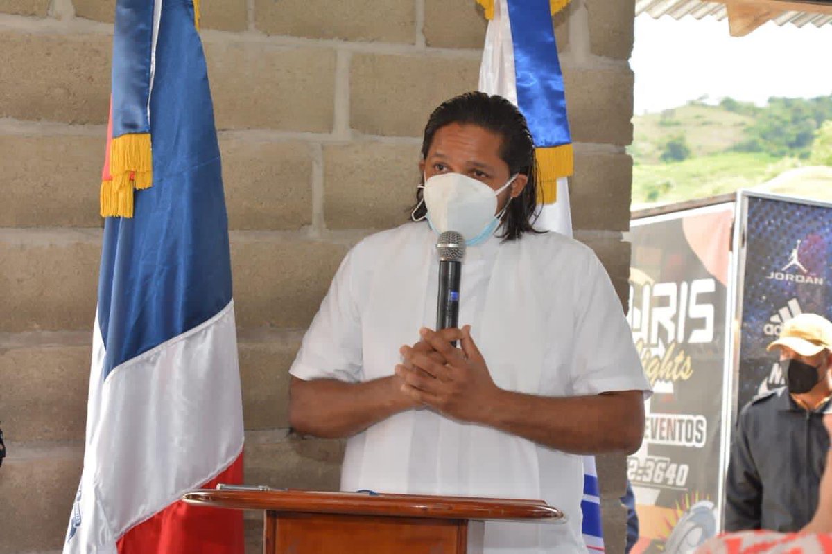 UERS_RD's tweet photo. ‘’Dios bendiga a la #UERS, a sus ingenieros y al director @elvisvasquez_ por estas redes eléctricas que hoy son entregadas en esta hermosa comunidad, de gente humilde y trabajadora’’. Padre Jheison Burdiel.
#UERSenSantiagoRodriguez
#EnergíaParaElDesarrollo
#EstamosCambiando https://t.co/QId3DW0xf9