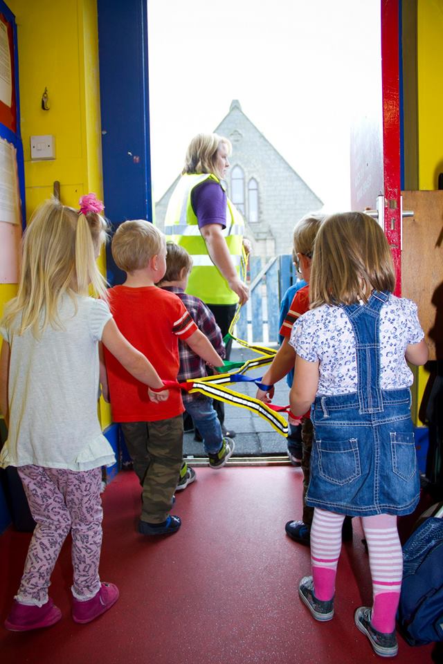 MaxprevenE's tweet photo. 🚸 En evacuación de los peques la consigna es IR AGRUPADOS👶🏼🧒🏼👶🏼🧒🏼👶🏼🧒🏼👶🏼🧒🏼👶🏼🧒🏼🧒🏼🧒🏼
Para evitar la dispersión tenemos en cada aula cuerdas de evacuación y en cada simulacro practicamos con ellas.
#evacuacion #educacioninfantil #seguridad #seguridadvial #prevencion #autoproteccion https://t.co/0LoFJJWrk0