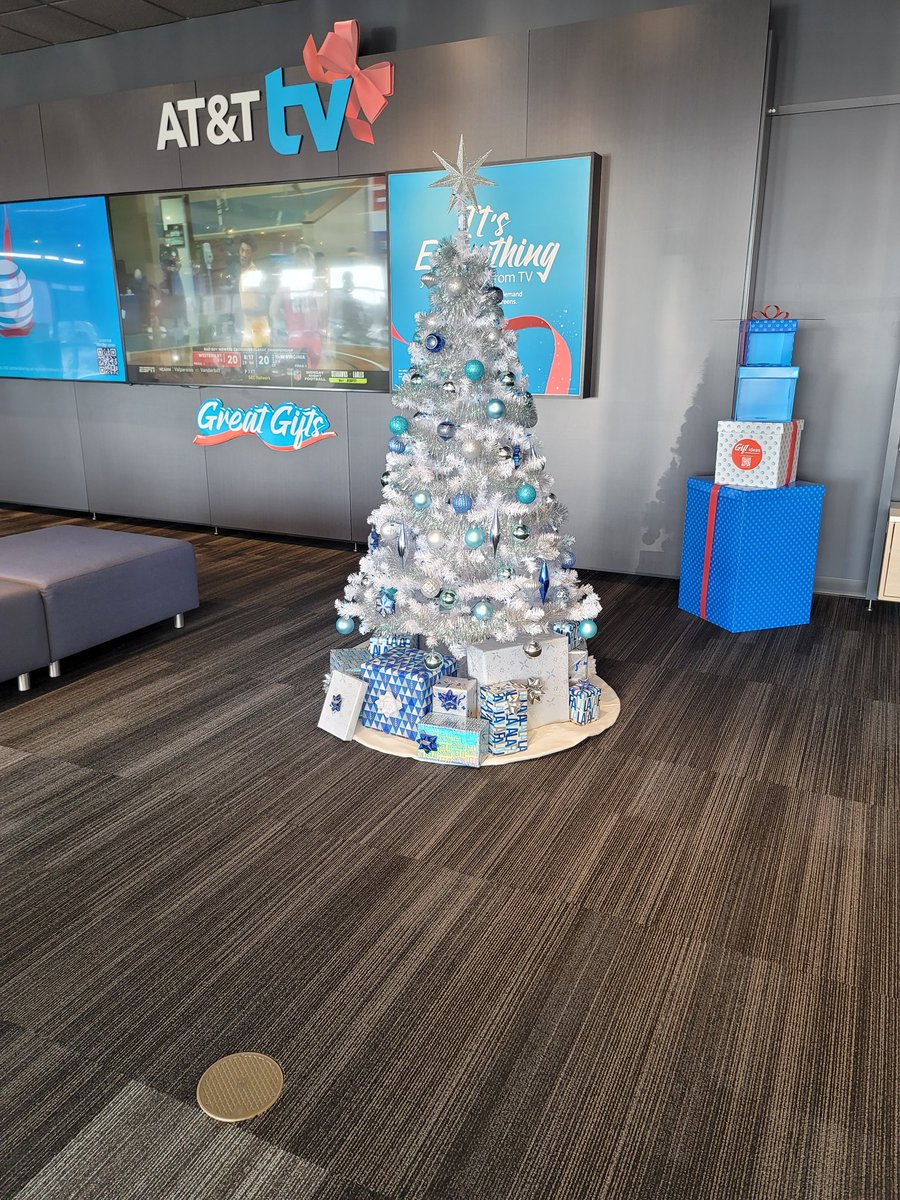 Brookfield Corridors is holiday ready! <a href="/mllauterbach/">Mike Lauterbach</a> <a href="/BenVanAbel/">Ben Van Abel</a> <a href="/TomMonahan10/">Tom Monahan</a> <a href="/DavidVenRoy1/">David Ven Roy</a> <a href="/GreaterLakesMkt/">Greater Lakes Market 🌊</a>