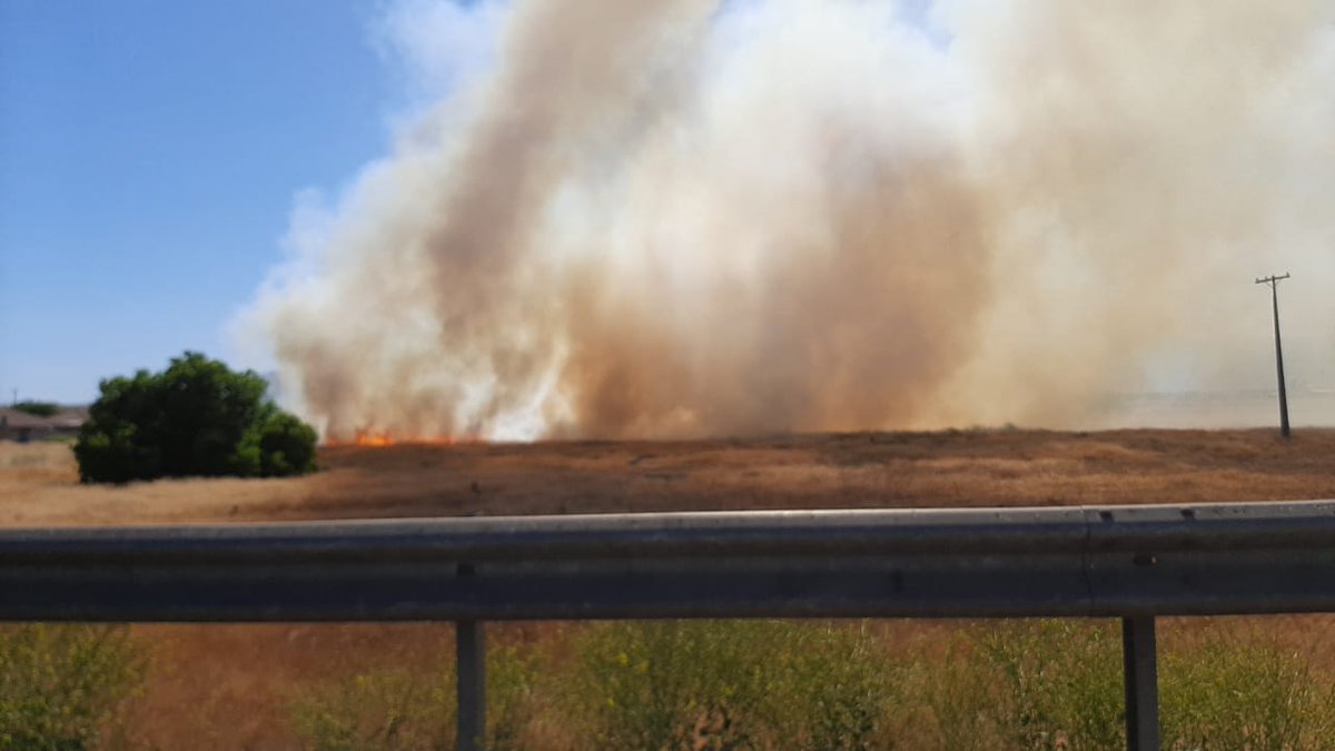 #AlertaQuilicura 1era Alarma de Incendio en Av Ohiggins con Colbún. Quema de pastizales en sector humedales moviliza al <a href="/CBQuilicura/">Cuerpo de Bomberos Quilicura</a>.... region metropolitana