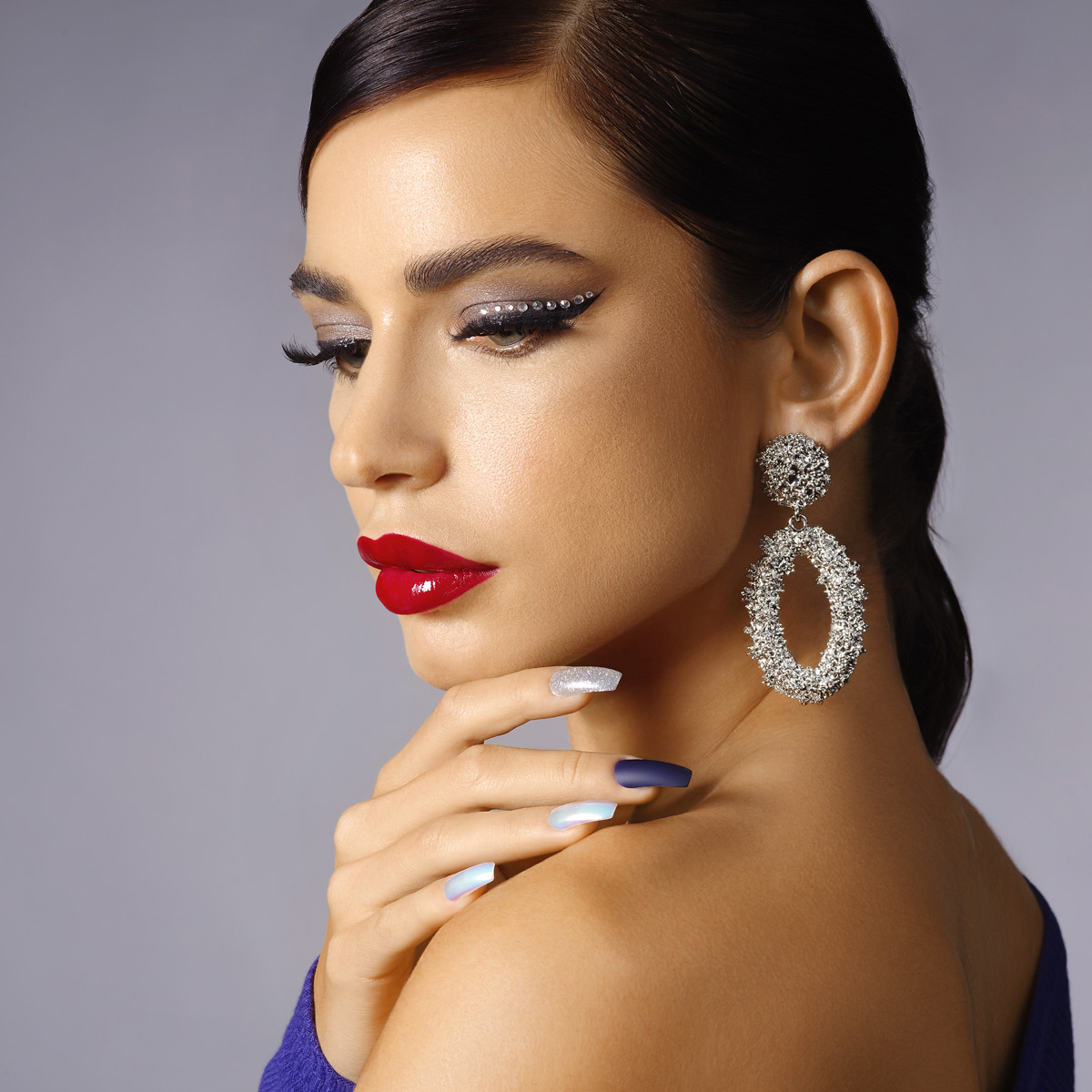 KissProducts's tweet image. This icy look paired with KISS Glam Fantasy Special FX Nails in “Shooting Star” is giving us the chilllls. 
#kissproducts #kissnails #gelfantasy #glamfantasy #winternails #glamnails