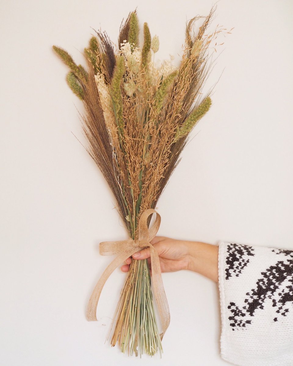 Exciting news time! My mum and I have started a small business 🌾✨ After losing someone very close to us we decided that life is too short. Say hello to Sandrose. We make dried flower creations instagram.com/sandrosestudio/ a RT would mean the world 🌼