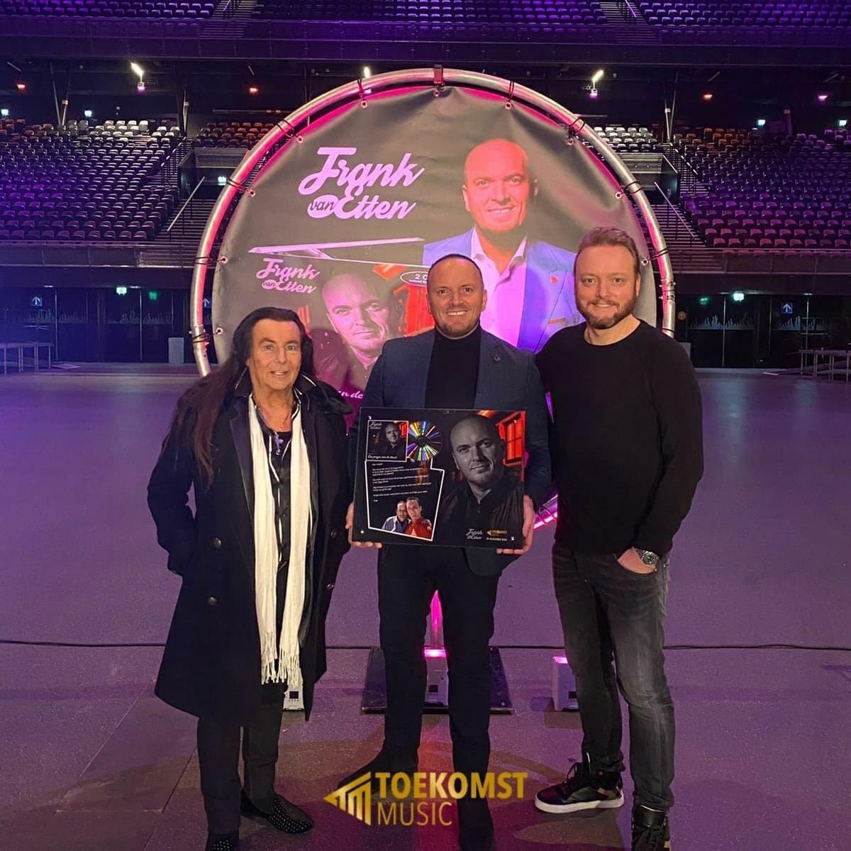 Vandaag stond Frank van Etten  in Ziggo Dome om doormiddel van een livestream zijn nieuwe album 'Een Jongen Van De Straat' toch nog aan al zijn fans te kunnen presenteren 🤩Het eerste officiële exemplaar werd uitgereikt door The Voice Senior winnaar Henny Thijssen