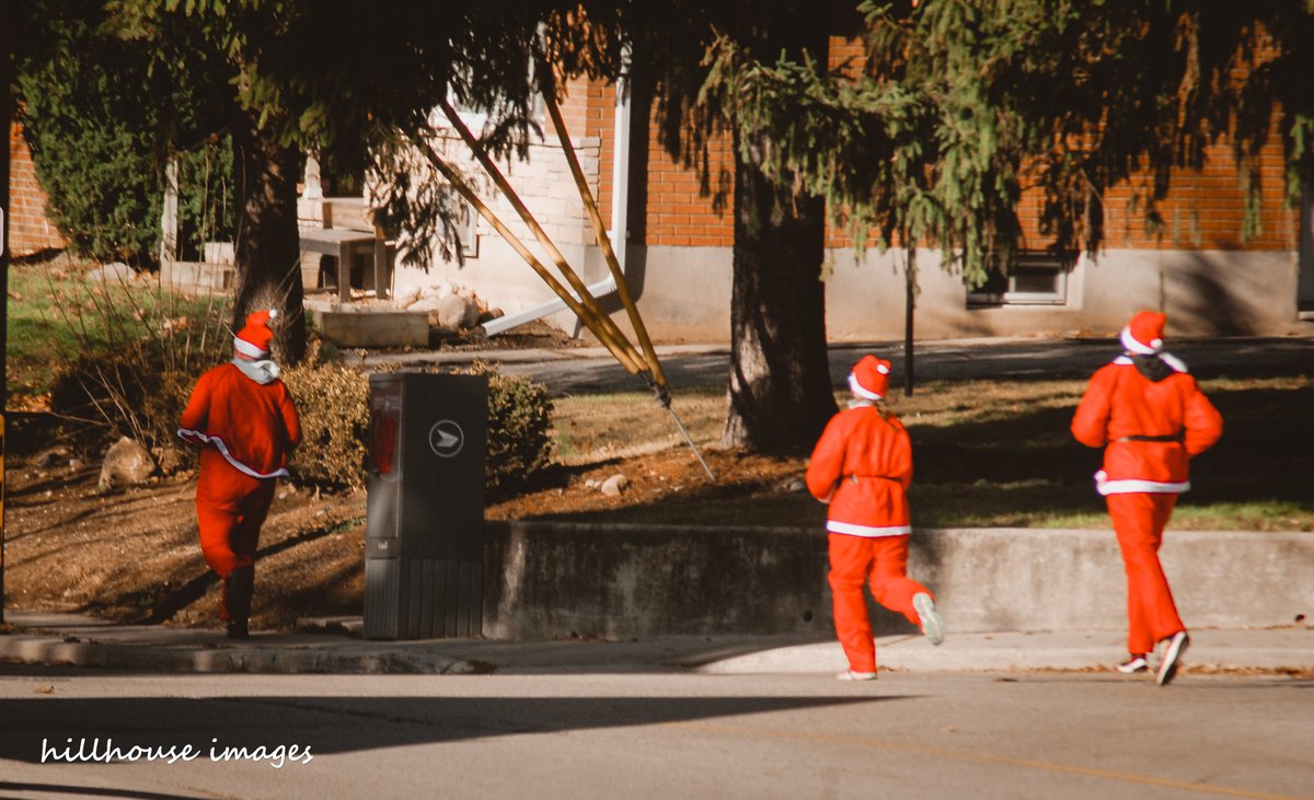 jimmhillis57's tweet photo. There's always something to see when you go outside #santaruns #hespeler https://t.co/dj5XQeLar4