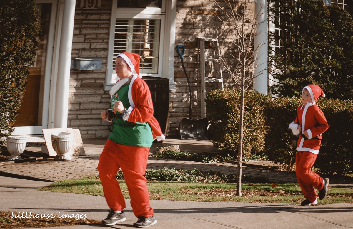 jimmhillis57's tweet photo. There's always something to see when you go outside #santaruns #hespeler https://t.co/dj5XQeLar4