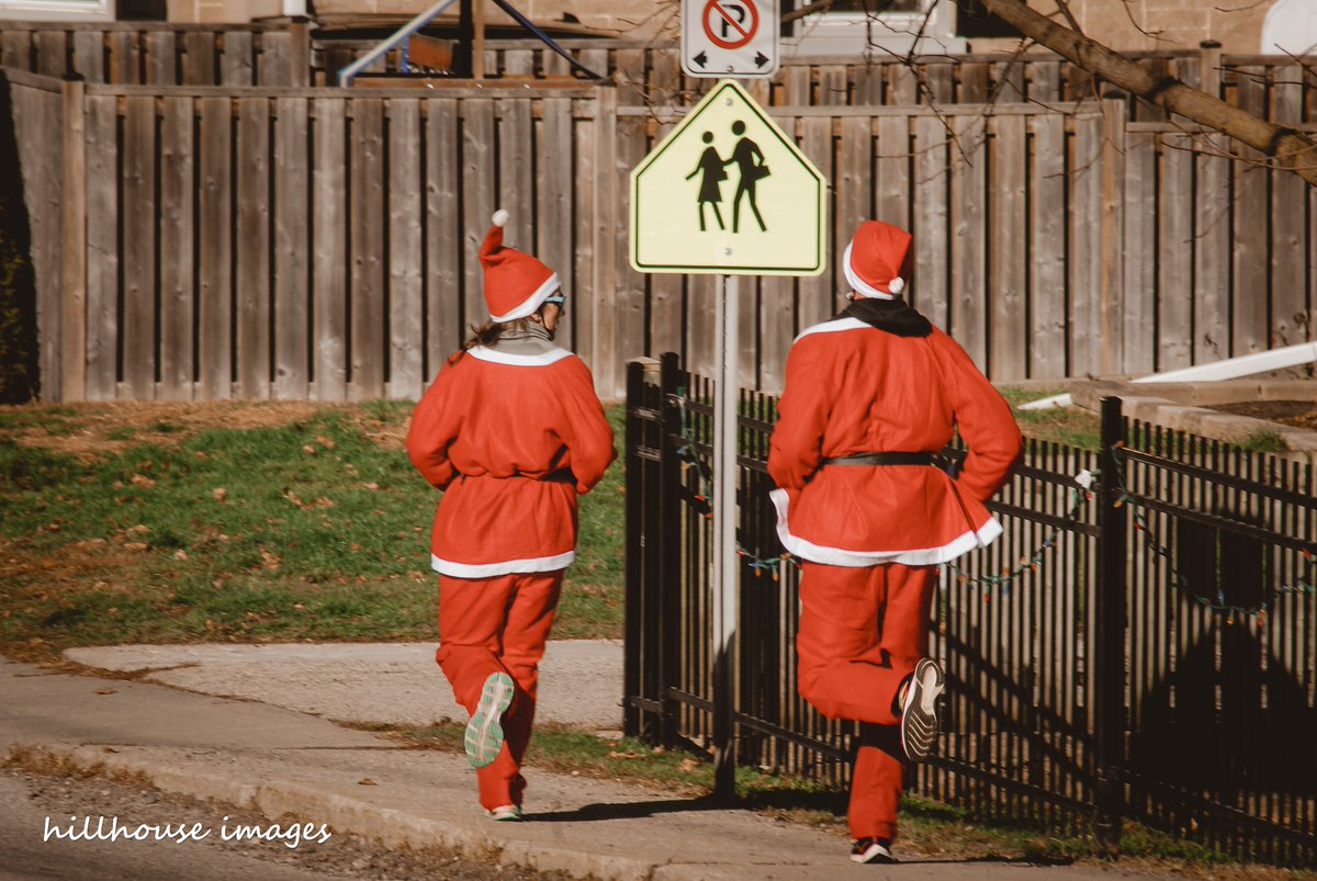 jimmhillis57's tweet photo. There's always something to see when you go outside #santaruns #hespeler https://t.co/dj5XQeLar4