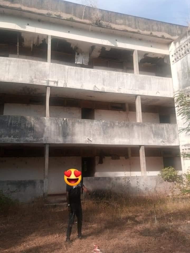 Gbagbo_TTC's tweet photo. "Selon la @Banquemondiale la #cotedivoire est aux portes du paradis" dixit @AOuattara_PRCI sur @France24_fr et @RFI le 27 oct dernier. 😂😂
Ici le Lycée Moderne d'Odienné abandonné dans un état de dégradation avancée
#Civ225 #PaysDeMerde #mytho https://t.co/cNWdTAXY6Z