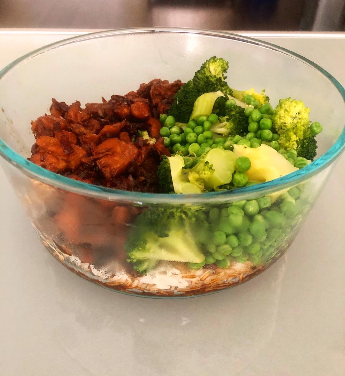 Meal prep: orange chicken, basmati rice, and veggies, topped with green onion and hemp hearts 🍚 🥦 🍊 

#mealprep #mealprepping #mealprepideas #mealprepsunday #mealpreplife #orangechicken #orangechickenlove #glutenfreemeals #glutenfreefood #glutenfreelunch