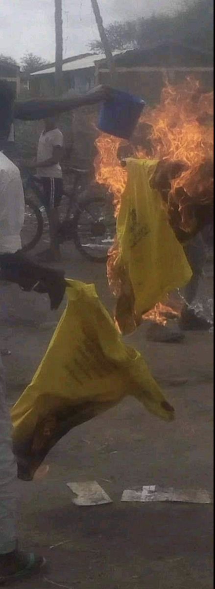 jamals35's tweet photo. #Asabot (Inbox)
"H/Lixaa Aana Mi'eessoo
~~~~~~~~~~~~~~~~
"Qeerroon magaalaa aseboot bilxiginnaa deggarsa rayyaa ittisa biyyatif jette badiyyaa irraa namoota walitti qabde fidde salphiifttee t-shirti nafxanyicha ibbida itti qabde gubde." #oromoprotest https://t.co/fvDqOnTCEi