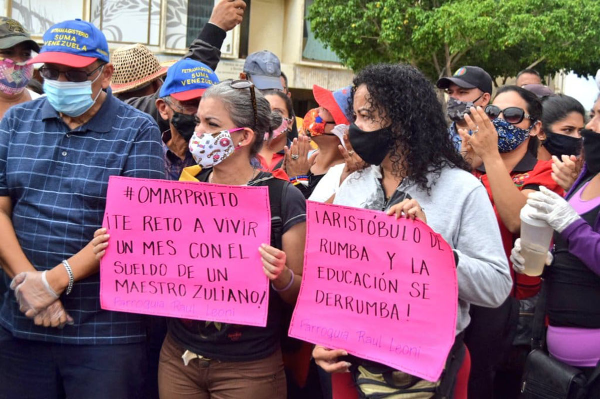 LaVerdadVargas's tweet photo. Maestros venezolanos exigen bono de $100 para Navidad https://t.co/0xzvoK3ce1 https://t.co/NZ5TwFzzaA