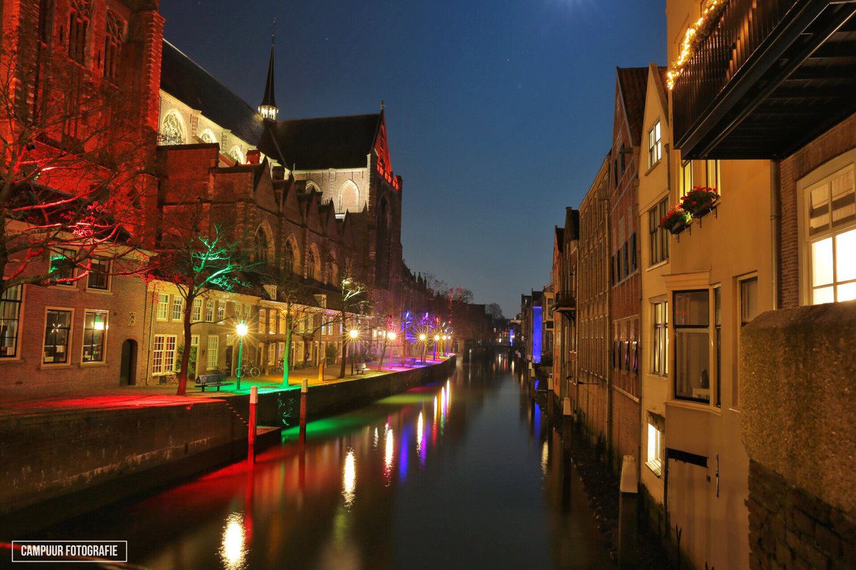 CamPuur's tweet photo. Deze week zijn er een aantal gebouwen in de wereld oranje verlicht om aandacht voor geweld tegen vrouwen te vragen. Ook de Grote Kerk in Dordrecht en het Stadhuis. Mooi gezicht hé? Vanavond gefotografeerd. 
#campuur #dordrecht #orangetheworldnl #OrangeTheWorld #fotograaf https://t.co/IVhB6KRDOO