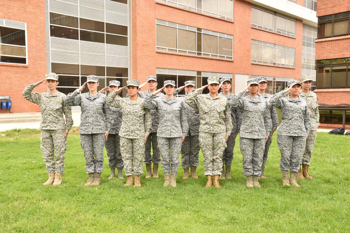 EsdegCol's tweet photo. #ParaNoOlvidar Hoy recordamos a las primeras oficiales de línea que hicieron parte del Curso de Estado Mayor #CEM2018.
9 mujeres de la @FuerzaAereaCol y 4 de la @ArmadaColombia en las que se encontraban pilotos de combate, logísticas y buzos.
#FormamosLíderes 📚 https://t.co/mhgHVrH5Ve