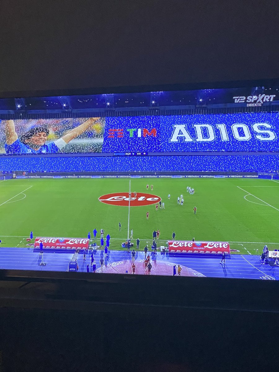 Herligt at Napoli hylder Diego med en overbevisende 4-0 sejr over Roma ⚽️🇦🇷 Maradona ville have glædet sig over dagens indsats 🙏🏻