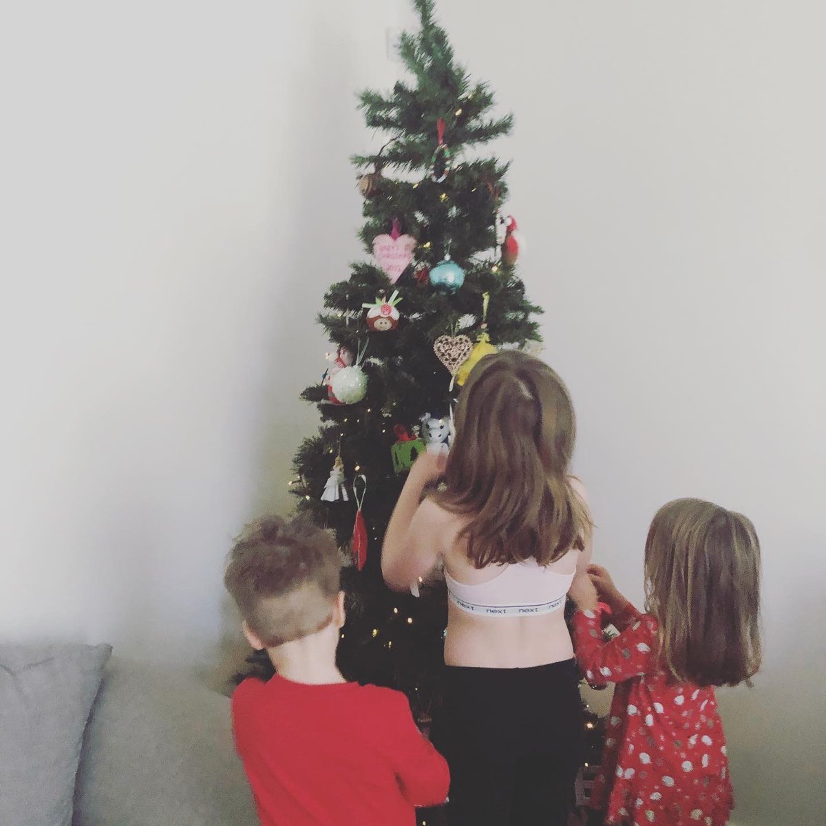 Rebecca96870877's tweet image. @StoneferryPS #spschallenge 

Ffion, Bran and Efa decorating our tree. Efa’s turn to do the angel this year ❤️