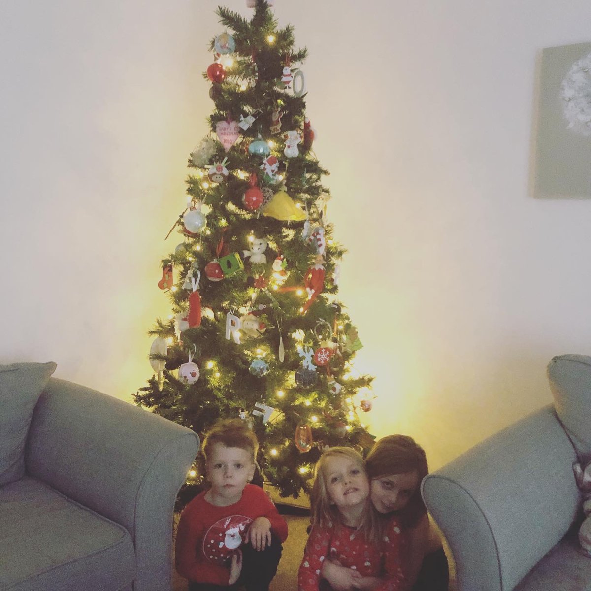 Rebecca96870877's tweet image. @StoneferryPS #spschallenge 

Ffion, Bran and Efa decorating our tree. Efa’s turn to do the angel this year ❤️