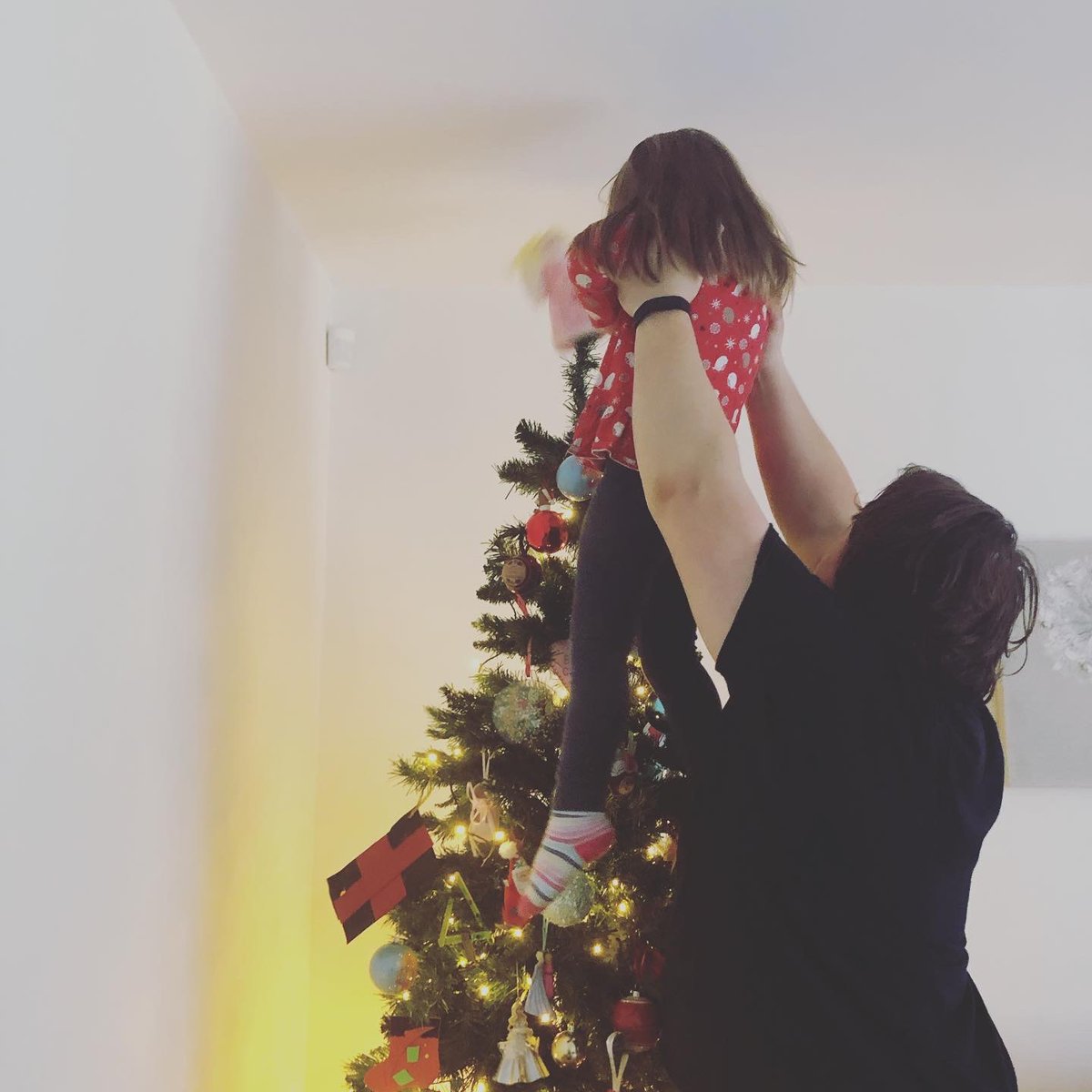 Rebecca96870877's tweet image. @StoneferryPS #spschallenge 

Ffion, Bran and Efa decorating our tree. Efa’s turn to do the angel this year ❤️