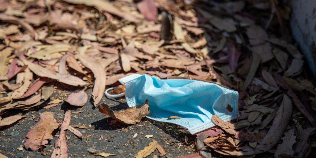 cityoftoronto's tweet photo. Show your parks and streets some love by not littering. Put masks, gloves, tissues and any other litter in public waste bins or take it home for disposal. Better yet, wear reusable masks to reduce litter. Please keep #Toronto clean and beautiful: https://t.co/1b1ndSQusj https://t.co/gDvkl9cBsi