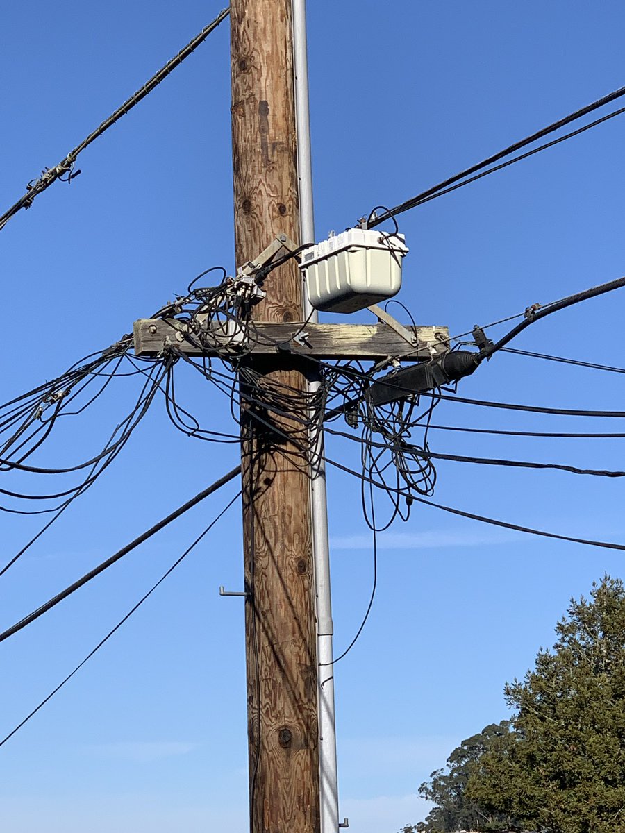 reillybrennan's tweet photo. When I’m feeling disorganized in my life I look how @PGE4Me did this wiring and think of myself as Dieter Rams in comparison https://t.co/xGVafZYPZv