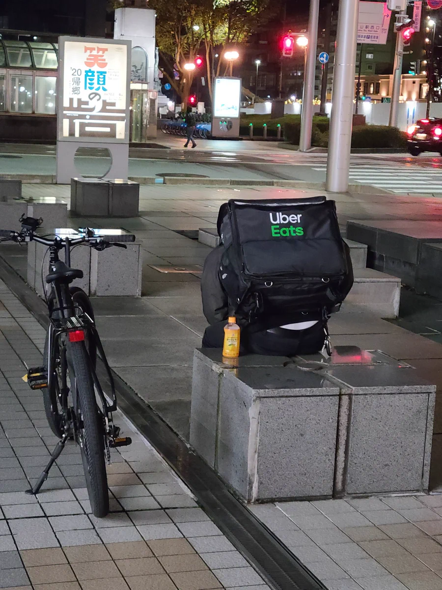 今も昔も実は変わっていない？大きな荷物を背負って仕事をしている人は今でもいる！