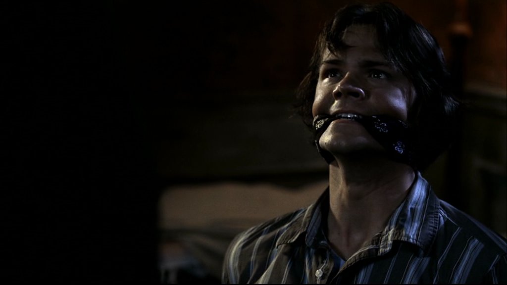 Сверхъестественное похищение дина. Связанный сэм винчестер. Сверхъестественное 2 сезон 3. Сэм винчестер сверхъестественное. Кастиэль сверхъестественное 11 сезон.